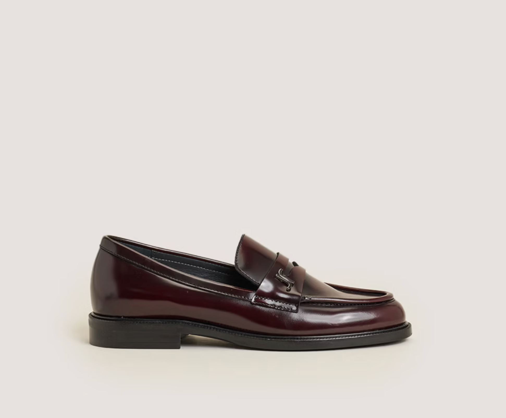 Mocassins à bouts ronds et monogrammes