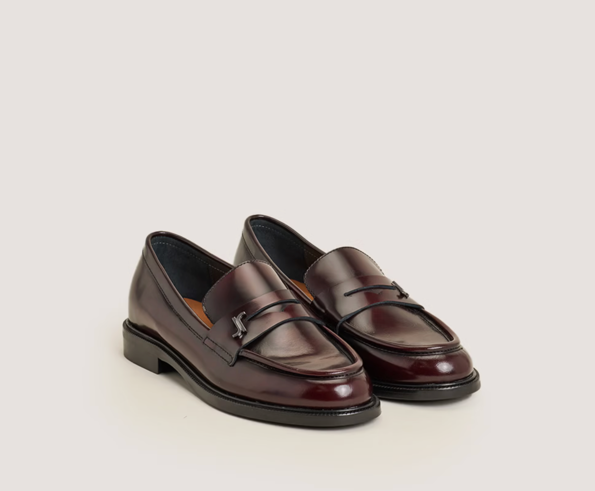 Mocassins à bouts ronds et monogrammes