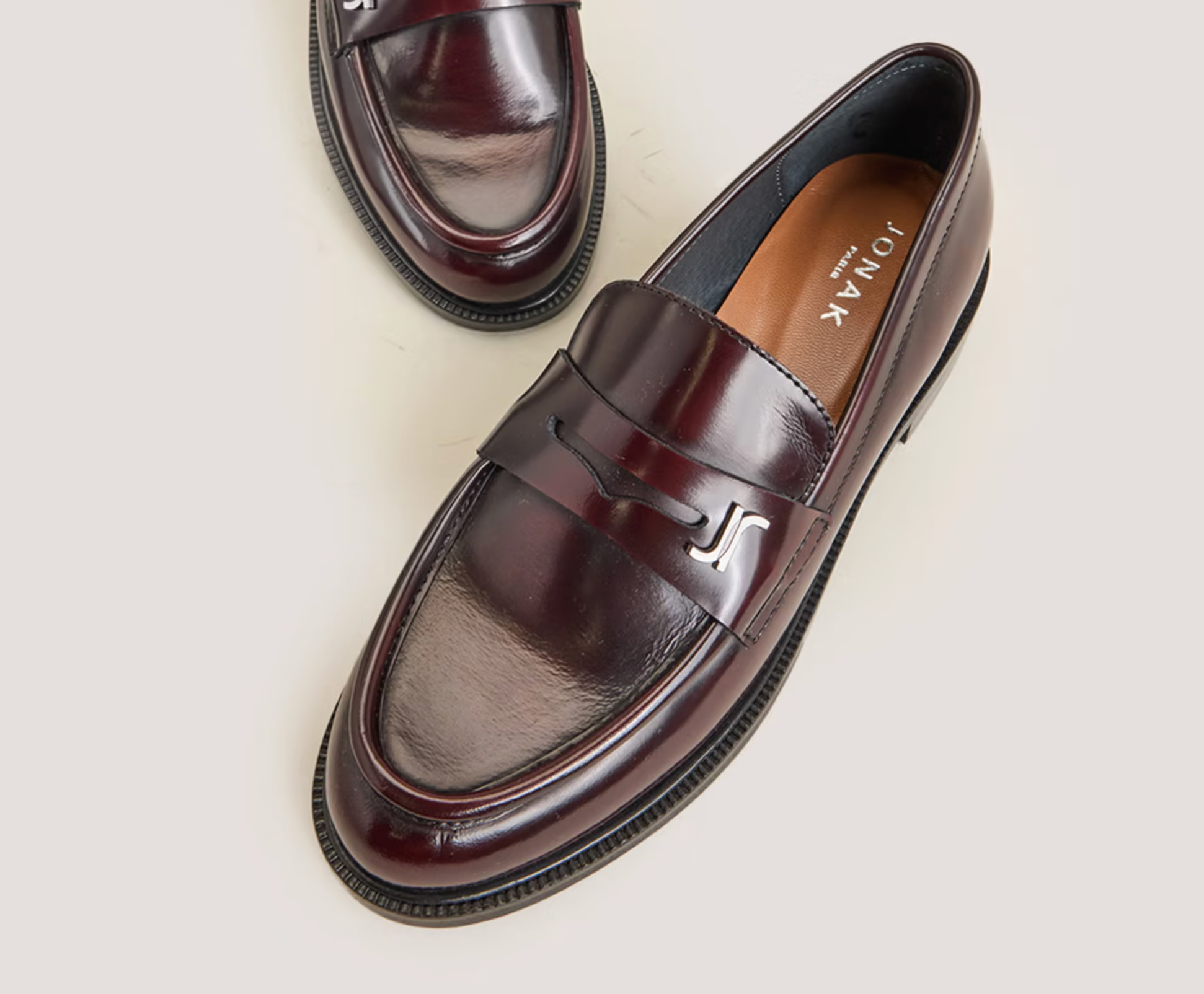 Mocassins à bouts ronds et monogrammes