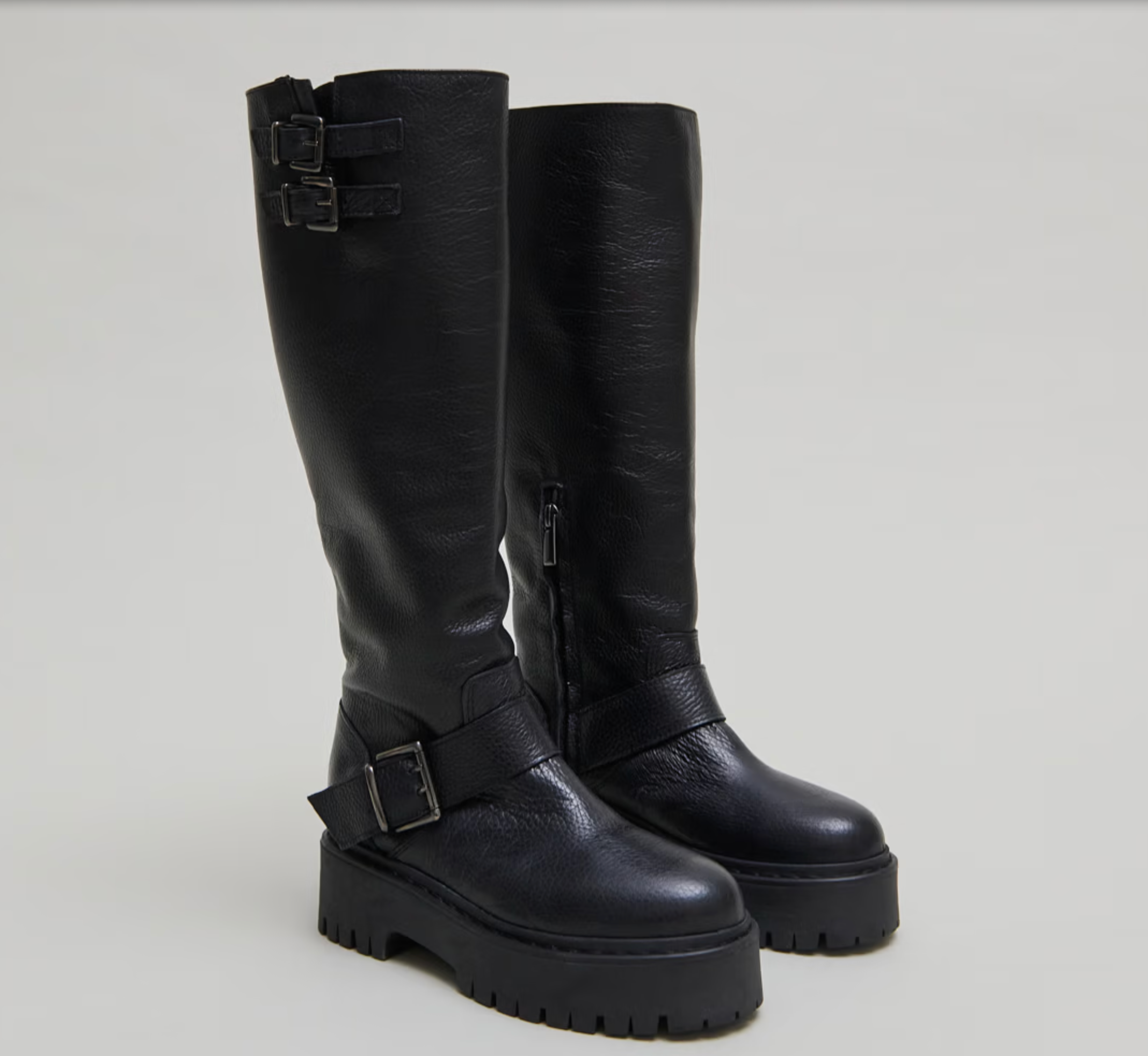 Bottes à sangles et semelles crantées